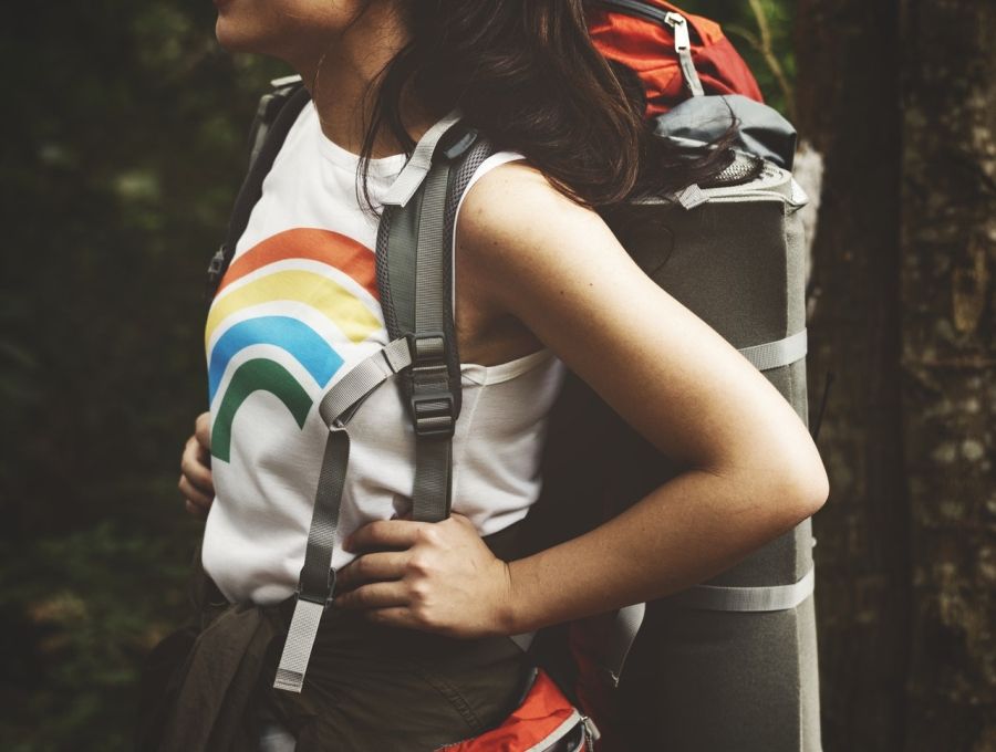 Žena turistika v lese s batohom